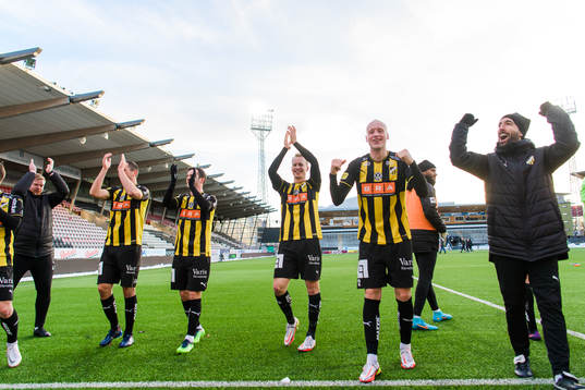 Häckens spelare jublar och tackar publiken