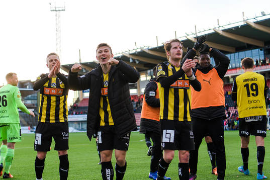Häckens spelare jublar och tackar publiken