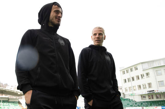 Hammarbys Astrit Selmani och Gustav Ludwigson innan