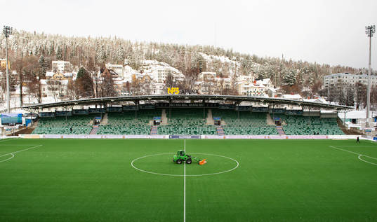 En traktor skottar snö innan fotbollsmatchen i Allsvenskan