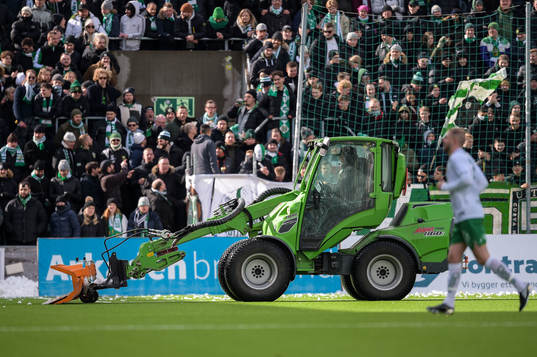 Traktor rensar snö från planen