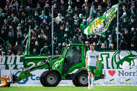 Traktor rensar snö från planen
