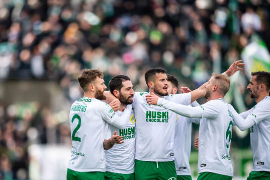 Hammarbys Nahir Besara jublar med lagkamrater