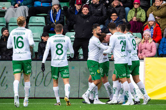 Hammarbys Williot Swedberg jublar med lagkamrater