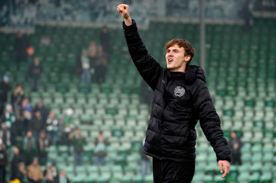 Hammarbys Williot Swedberg jublar med publiken