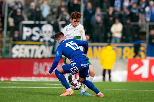 Hammarbys Williot Swedberg slår en tunnel på Sundsvalls