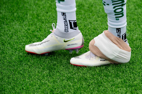 Hammarbys Richard Magyar har en lindad fot