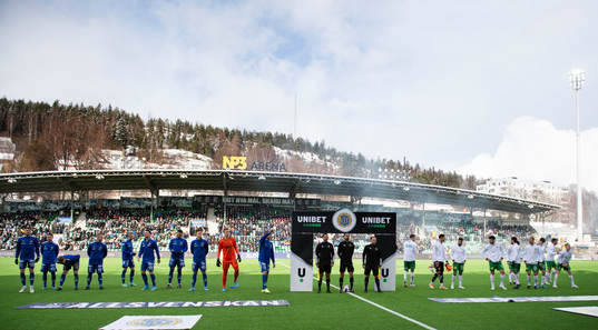 Lagen står uppställda innan fotbollsmatchen i Allsvenskan