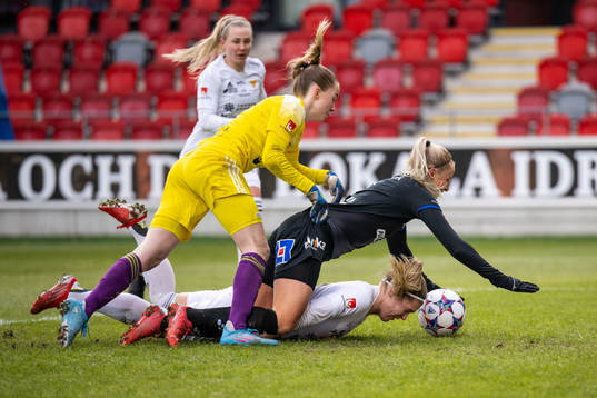 Team TGs målvakt Jasmin Mannelqvist och Amansa Westman