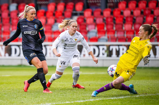 Växjös Hanna Stokki och Team TGs målvakt Jasmin