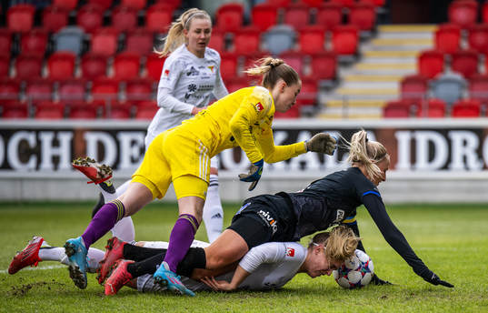 Team TGs målvakt Jasmin Mannelqvist  och Amansa Westman