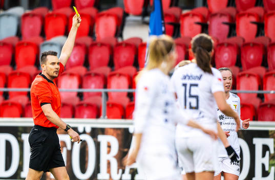 Domare Johan Söderström varnar Team TGs Linnea Engström