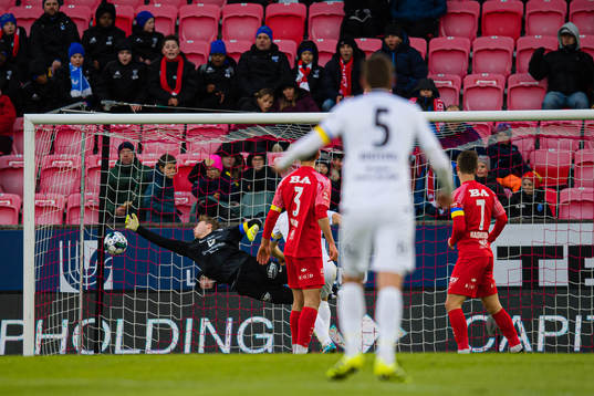 å1'6 scores the 0-1 goal