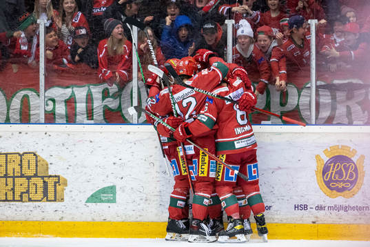 Modos Daniel Sylwander jublar med lagkamrater