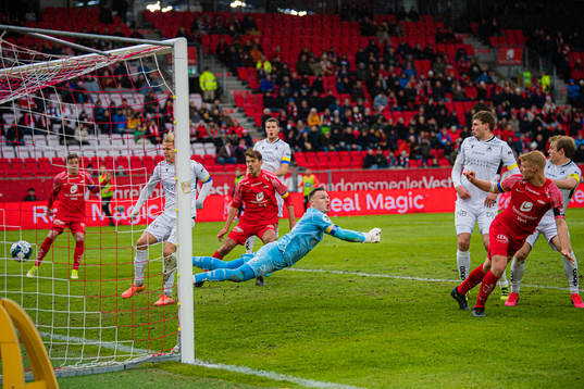 Sivert Heltne Nilsen of Brann scores the 1-1 goal