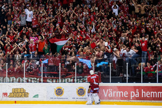 Modos målvakt Tex Williamsson tackar supportrarna