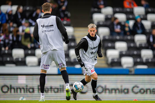 Conrad Wallem of Odd warms up