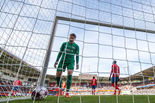 Helsingborgs målvakt Kalle Joelsson deppar
