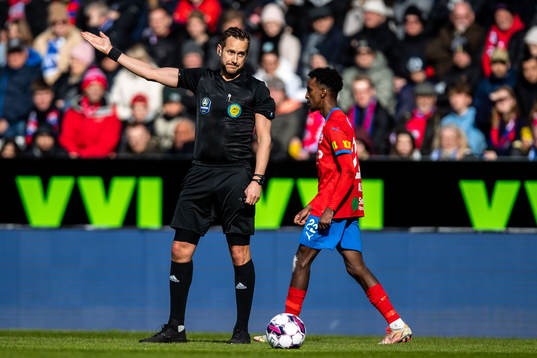 Domare Victor Wolf och Helsingborgs Armin Gigovic