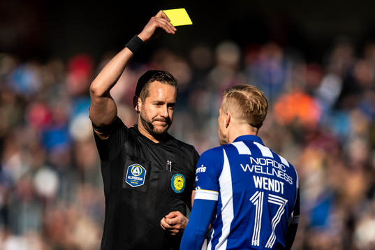 Domare Victor Wolf varnar IFK Göteborgs Oscar Wendt