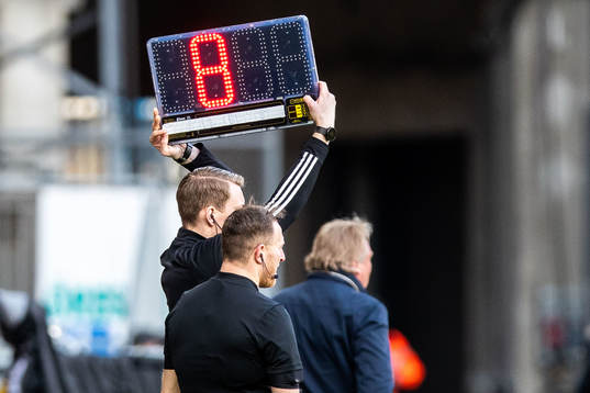 Fjärdedomare Oscar Johnson visar upp åtta tilläggsminuter