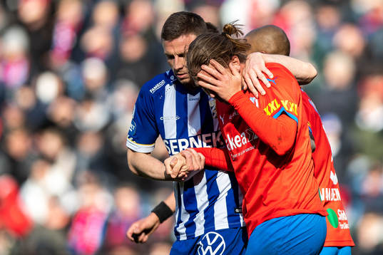 IFK Göteborgs Carl Johansson hjälper Helsingborgs Charlie