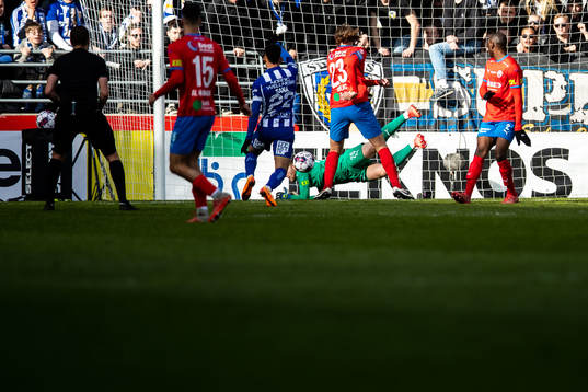 Helsingborgs målvakt Kalle Joelsson räddar