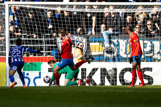 Helsingborgs målvakt Kalle Joelsson räddar