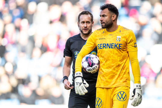 Domare Victor Wolf och IFK Göteborgs målvakt Warner Hahn