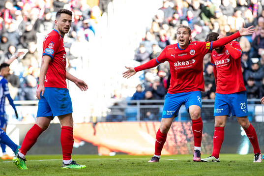 Helsingborgs Viljormur Davidsen och Charlie Weberg reagerar