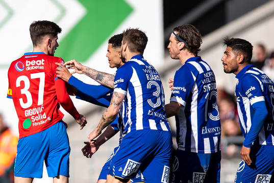 Helsingborgs Armin Gigovic i dispyt med IFK Göteborgs