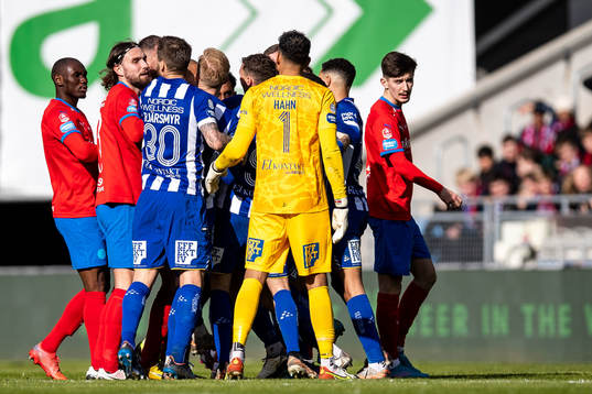 Helsingborgs Armin Gigovic lämnar en dispyt mellan