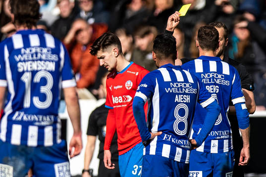 Helsingborgs Armin Gigovic varnas av domare Victor Wolf