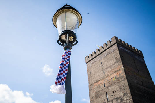 En Helsingborgshalsduk på en lyktstolpe framför Kärnan