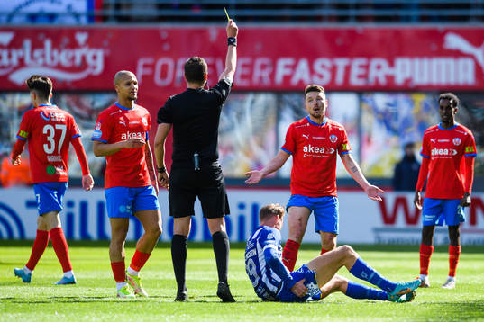 Helsingborgs Viljormur Davidsen får gult kort