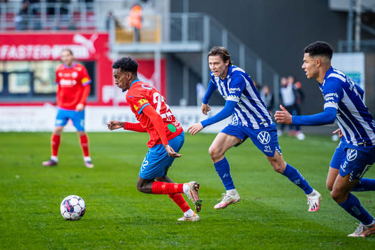 Helsingborgs Taha Ali mot IFK Göteborgs Simon Thern och