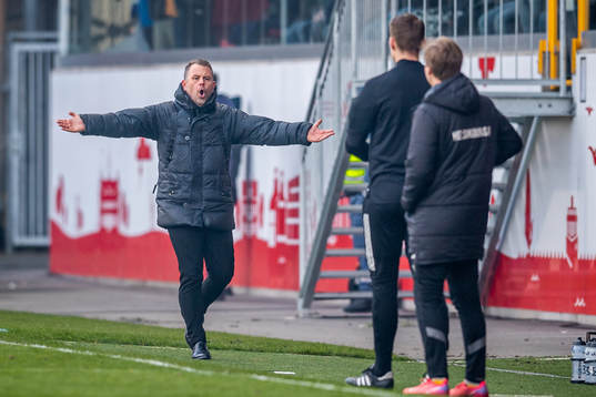 IFK Göteborgs tränare Mikael Stahre reagerar
