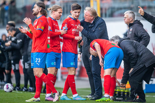 Helsingborgs tränare Jörgen Lennartsson instruerar Armin