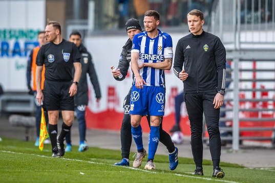 IFK Göteborgs Marcus Berg tar sig för armbågen