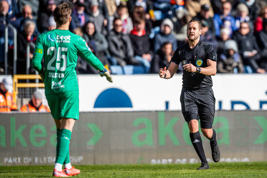 Domare Victor Wolf i samtal med Helsingborgs målvakt Kalle