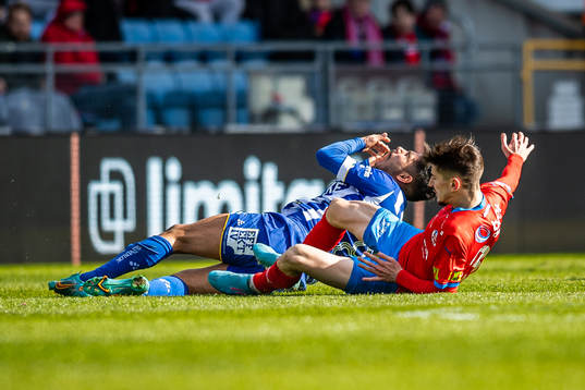 Helsingborgs Armin Gigovic i en situation med IFK