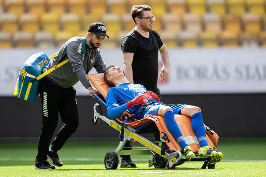 Örebros målvakt Melker Birgersson får hjälp av planen