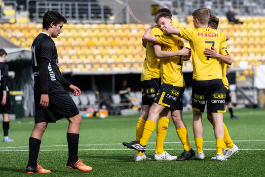 Elfsborgs Theo Eliasson jublar med lagkamraterna