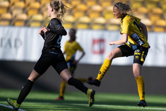 Elfsborgs Matilda Ståhlbom Karlsson skjuter 1-0 och gör