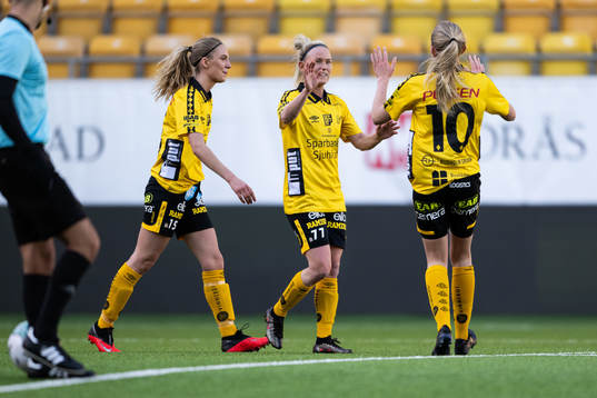Elfsborgs Sara Jardving jublar med Saga Andersson och