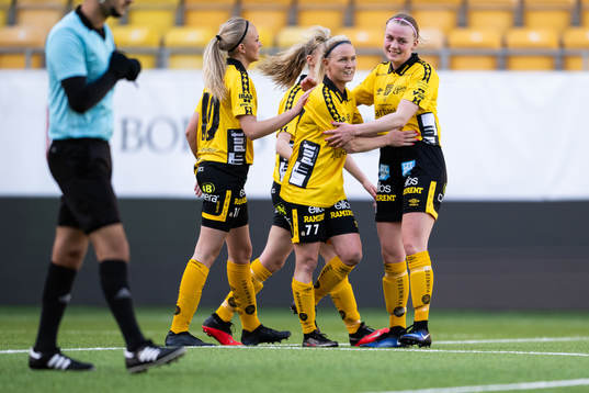 Elfsborgs Sara Jardving jublar med Matilda Ståhlbom