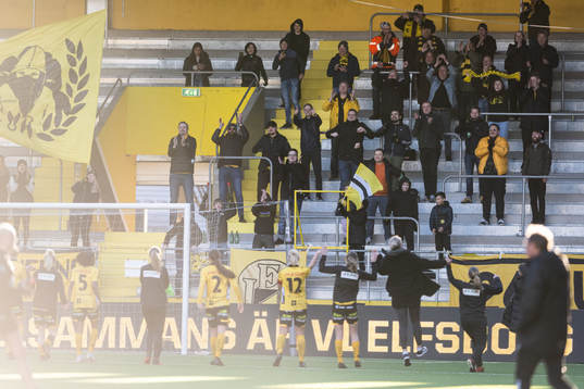 Elfsborgs spelare jublar med supportrarna