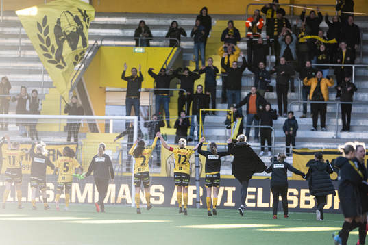 Elfsborgs spelare jublar med supportrarna