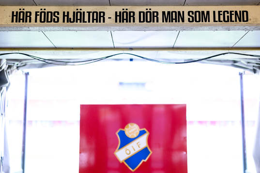Spelargång till planen före fotbollsmatchen i Superettan