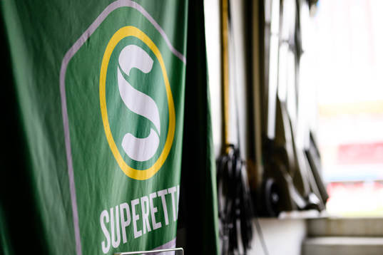Superettanflagga i spelargången före fotbollsmatchen i